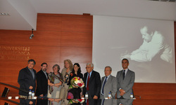 Dr. Lucia Bosch (in der Mitte, mit Blumenstrau&szlig;) nach erfolgreicher Verteidigung ihrer Europea