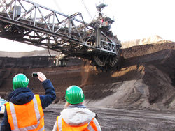 Studierende vor Schaufelradbagger