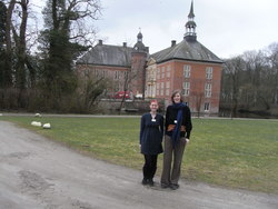 Cornelia Patterson und Maria S&uuml;nderhauf vor der Barocken Schlo&szlig;anlage. (HAWK 2011)