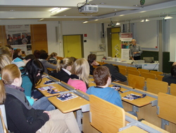 Sch&uuml;lerinnen und Sch&uuml;ler aus dem Werra-Mei&szlig;ner-Kreis beim Fachvortrag von Herrn Prof