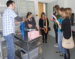 Ansicht auf Sch&uuml;lerinnen beim Zukunftstag