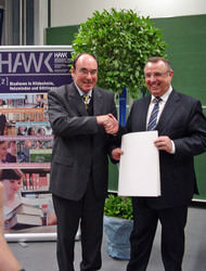 HAWK-Pr&auml;sident Prof. Dr. Dr. h.c. Martin Thren (links) &uuml;berreicht IHK-Gesch&auml;ftsstelle