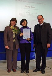 (v.l.n.r.) Dr. Sylvia Korz, Leiterin des Akademischen Auslandsamtes, Preistr&auml;gerin Liquing Wang