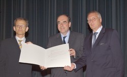 Eberhard Issendorf (links) wird die kalligraphierte Ernennungsurkunde durch Pr&auml;sident Professor