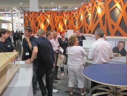 Besucher auf dem LIGNA-Messestand der HAWK