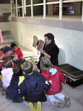 Kirsten Sch&ouml;nfelder mit Vorschulkindern des Kindergartens Am Pferdeanger.