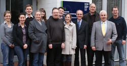 VetreterInnen des Netzwerks vor der Fakult&auml;t [r]