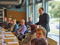 HAWK-Pr&auml;sident Prof. Dr. Dr. h.c. Martin Thren begr&uuml;&szlig;t die Personalratsmitglieder im