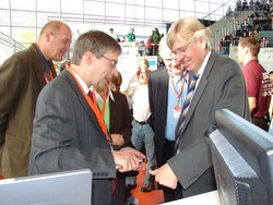 HAWK-Prof. Wolfgang Vi&ouml;l setzt Finanzminister Hartmut M&ouml;llring (rechts) mit einer Plasmala