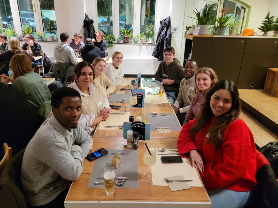 Studierende beim Social Dinner