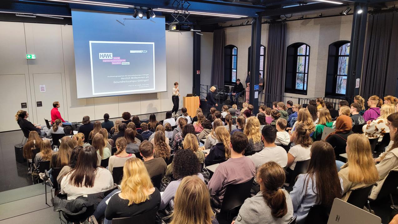 Bild Prof. Dr. Sinje Gehr begrüßte die Erstsemester am Gesundheitscampus Göttingen, einer Kooperation der HAWK und der Universitätsmedizin Göttingen