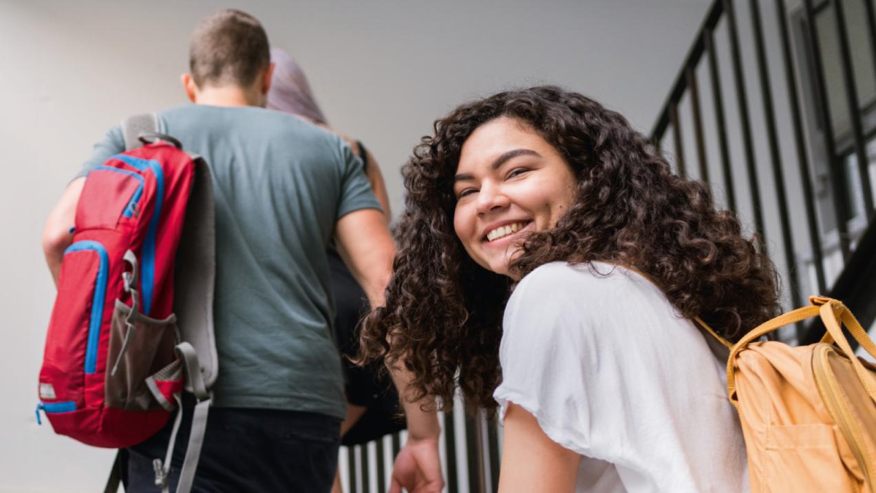 Studentin geht die Treppe hoch